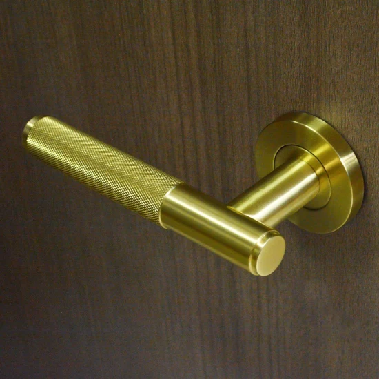 Personalización básica Manija de puerta de lujo Palanca de acero inoxidable sólido Manija de oro Manija de puerta moleteada